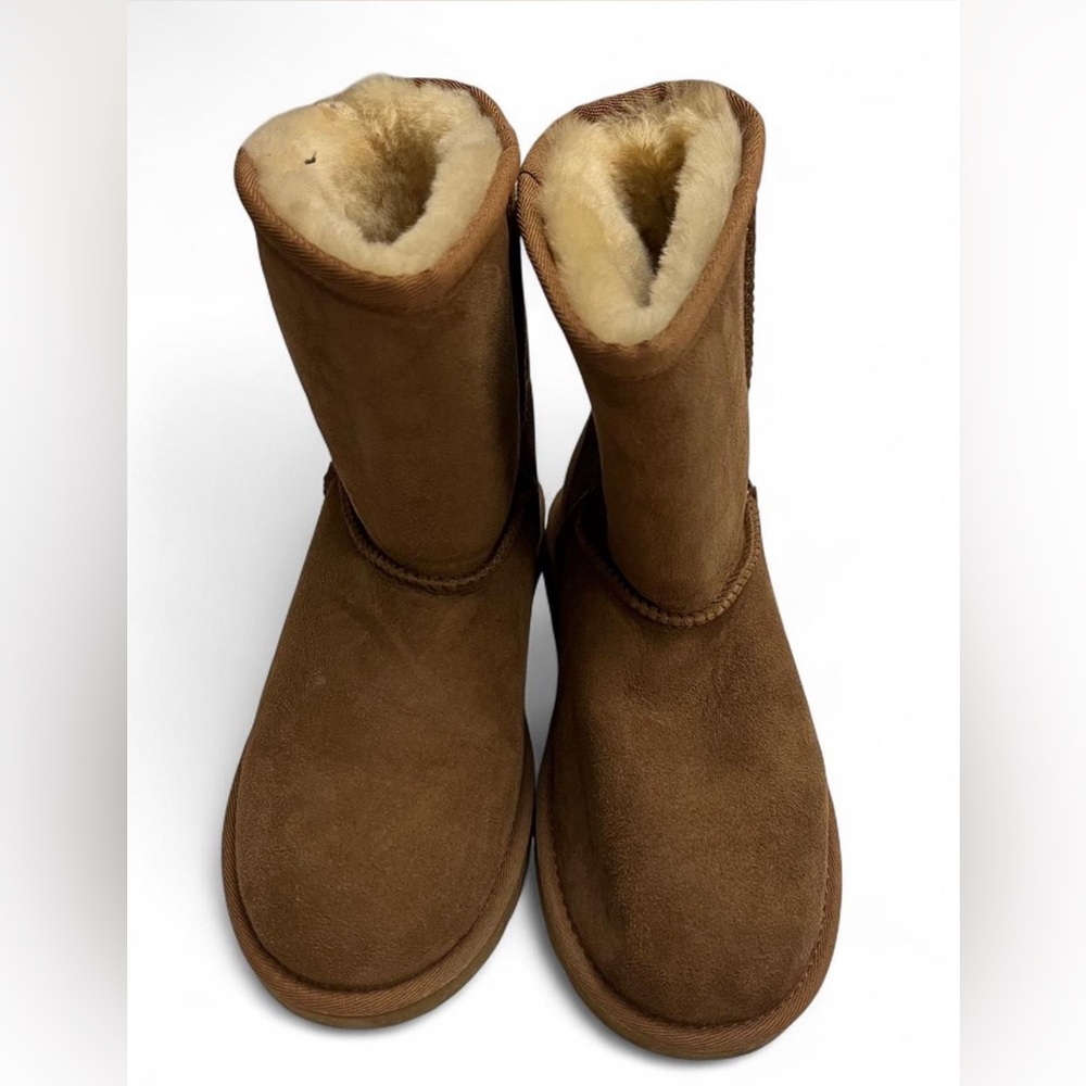 UGG Australia Kids Classic Short Boots in Chestnut (Size 2)